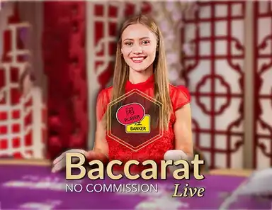 โต๊ะบาคาร่าไลฟ์พร้อมดีลเลอร์สวมชุดแดง มีข้อความ "Baccarat No Commission Live" บนโต๊ะ มีฉากหลังลายจีนโทนแดง-ทอง บรรยากาศสตูดิโอสตรีมมิง ถ่ายทอดสดโดย Evolution Gaming